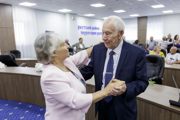 
			Мэр Леонид Фролов провел прием ко Дню семьи, любви и верности		