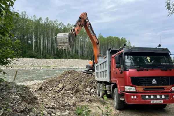 
                В Байкальске начали расчищать русло реки Солзан за 53,2 миллиона рублей
                
            