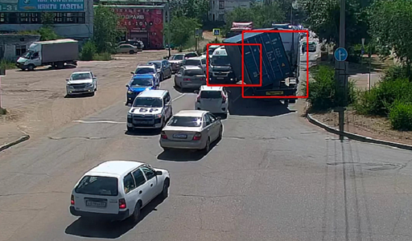 В Улан‑Удэ контейнер упал с грузовика на рейсовый автобус                            