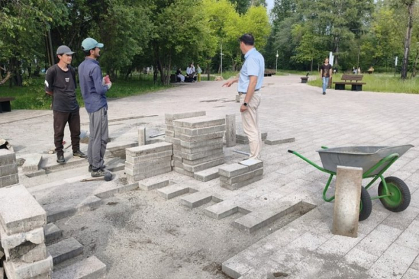 
                Подрядчик приступил к устранению недочетов благоустройства в парке &laquo;Комсомольский&raquo; в Иркутске
                
            