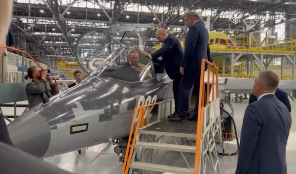 Путин посетил Иркутский авиационный завод (Видео)                            