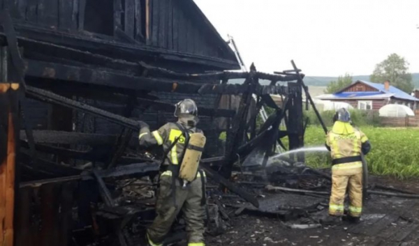 Семью спасли в Качуге на пожаре Семью спасли в Качуге на пожаре