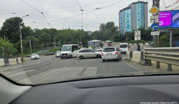 Движение по&nbsp;Глазковскому мосту затруднено из-за ДТП                            
