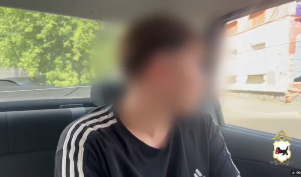 В Иркутске несовершеннолетний водитель задержан за наезд на пешехода (Видео) В Иркутске несовершеннолетний водитель задержан за наезд на пешехода (Видео)