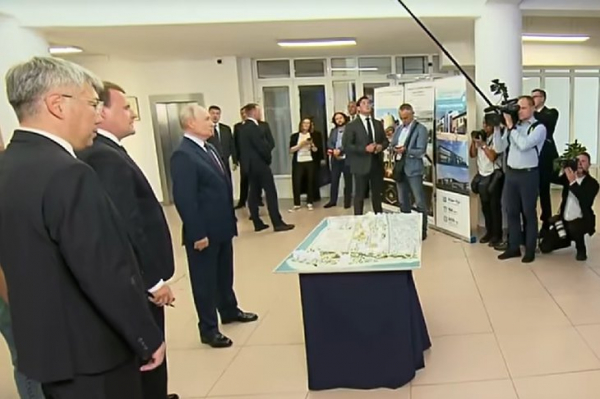 
                Владимир Путин посетил БГУ и поговорил с Героем России во время визита в Улан-Удэ
                
            