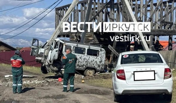 Водитель УАЗа врезался в опору ЛЭП на Байкале Водитель УАЗа врезался в опору ЛЭП на Байкале