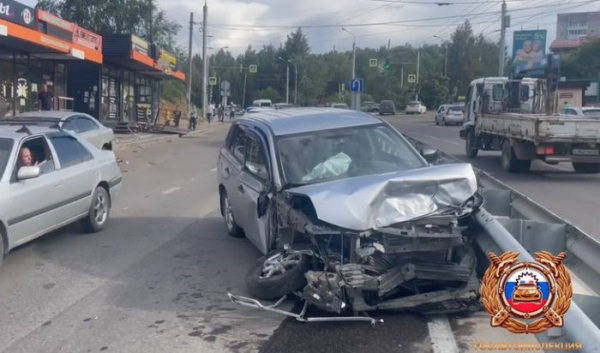 Пожилой водитель столкнулся с двумя машинами и въехал в павильон в Университетском (Видео) Пожилой водитель столкнулся с двумя машинами и въехал в павильон в Университетском (Видео)