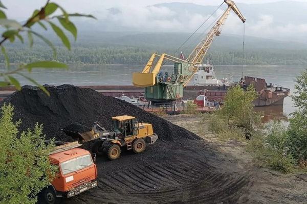 
                В Мамско-Чуйском районе начался северный завоз топлива
                
            