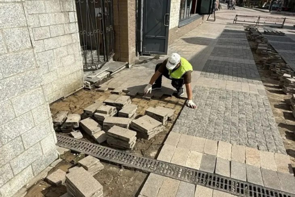 
                В 130-м квартале Иркутска обновляют тротуарную плитку
                
            