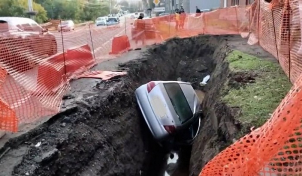 В Иркутске автомобиль провалился в котлован на улице Советской В Иркутске автомобиль провалился в котлован на улице Советской