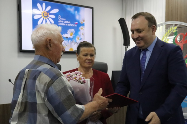 
				Леонид Фролов в День семьи, любви и верности поздравил семейные пары, прожившие в браке 50 и более лет			