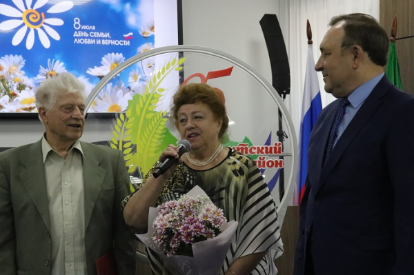 
				Леонид Фролов в День семьи, любви и верности поздравил семейные пары, прожившие в браке 50 и более лет			