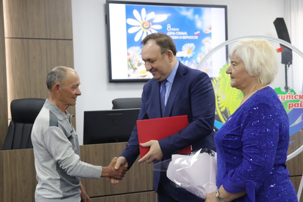 
				Леонид Фролов в День семьи, любви и верности поздравил семейные пары, прожившие в браке 50 и более лет			